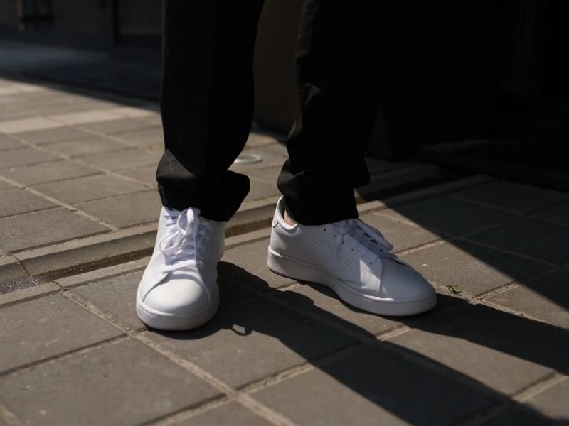 dečko u belim patikama šeta po ulici