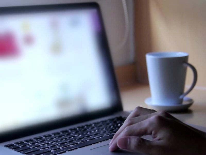 osoba lista sajt na laptopu za kupovinu sportske odeće