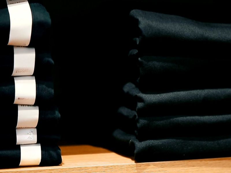 složena odeća u prodavnici