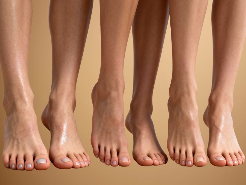 tri devojke poziraju bosih nogu